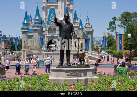 Walt Disney e Mickey Mouse statue in bronzo presso il Walt Disney World Resort in Orlando Florida Foto Stock