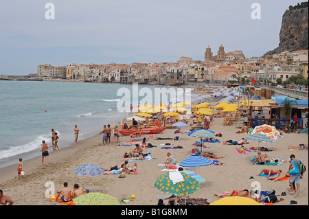 La città vecchia e la spiaggia di Cefalù nel nord della Sicilia occidentale Foto Stock