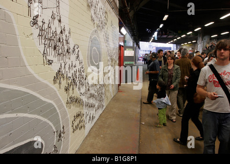 Arte di strada a Banksy 2008 del festival lattine in London's Leake St Foto Stock