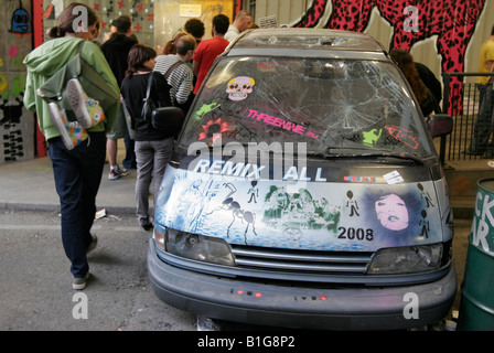 Arte di strada a Banksy 2008 del festival lattine in London's Leake St Foto Stock