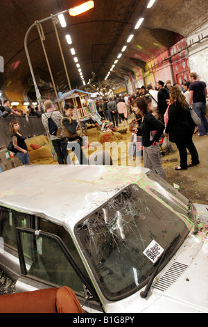 Arte di strada a Banksy 2008 del festival lattine in London's Leake St Foto Stock