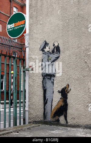 Una nazione sotto CCTV - dettaglio della street art di Banksy a Londra in Newman Street Foto Stock