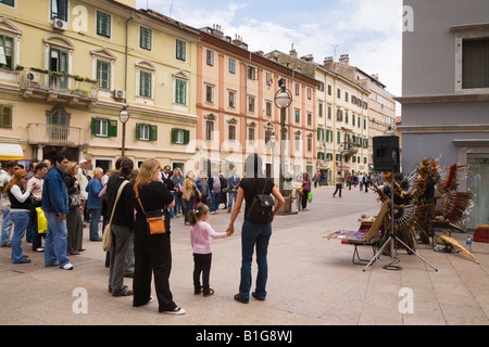 Gruppo di persone che guardano musicisti di gruppo che si esibiscono in Korzo Street nel centro della città. Rijeka, Croazia, Europa Foto Stock