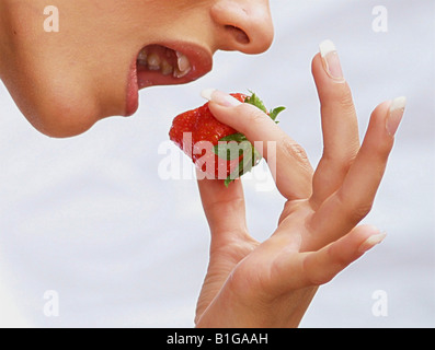 Primo piano di una donna di mangiare fragole Foto Stock