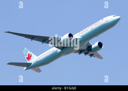 Boeing 777 operati da Air Canada arrampicata fuori dall'Aeroporto di Londra Heathrow. Foto Stock