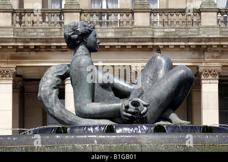 La città di Birmingham Council House in Victoria Square Birmingham Inghilterra il fiume arte pubblica in primo piano Foto Stock