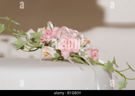 Rose di zucchero su una torta di nozze Foto Stock