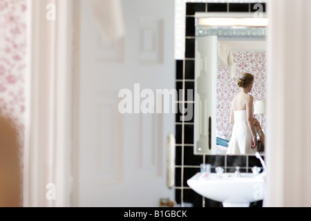 Sposa ottenere pronto per il suo giorno di nozze Foto Stock