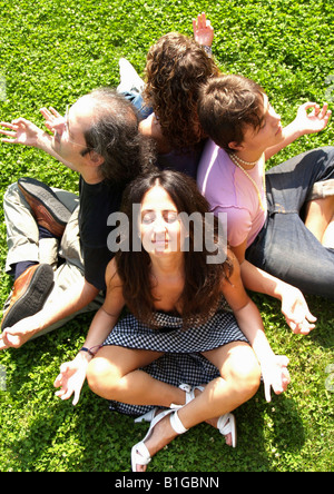 Vista aerea della famiglia facendo yoga Foto Stock