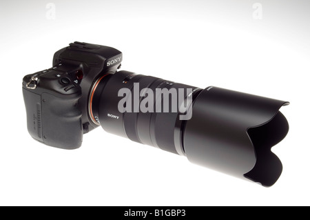 Lungo tele obiettivo zoom sulle moderne 2008 fotocamera digitale SLR Sony Alpha Foto Stock