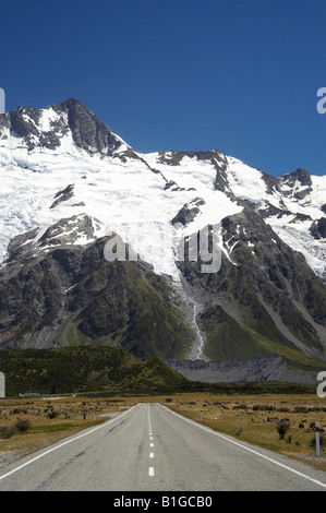 Strada e Mt Sefton Aoraki Mt Cook National Park South Canterbury Isola del Sud della Nuova Zelanda Foto Stock