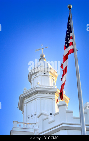 Bandiera degli Stati Uniti sulla cima del tempio LDS a St-Georges, Utah Foto Stock