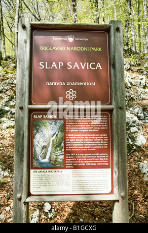 Segno per la cascata savica vicino al lago di Bohinj Foto Stock