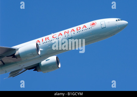 Boeing 777 operati da Air Canada arrampicata fuori dall'Aeroporto di Londra Heathrow. Foto Stock