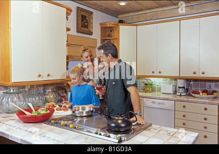 Cucina di famiglia, la preparazione della cena insieme in cucina, Miami Foto Stock