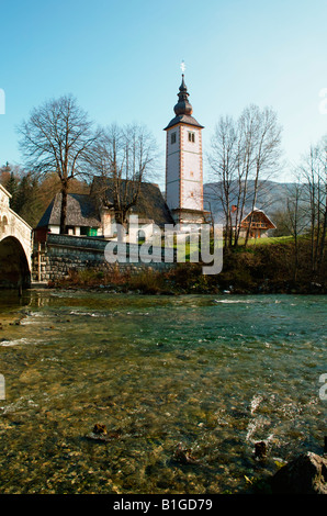 San Giovanni Battista e il ponte di pietra - Lago di Bohinj Foto Stock