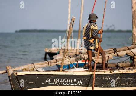 Skipper a bordo di una dhow denominato 'Al Hamdu Lilah' (tutte le lodi di Allah) nel porto di Mocimboa da Praia, Mozambico Foto Stock