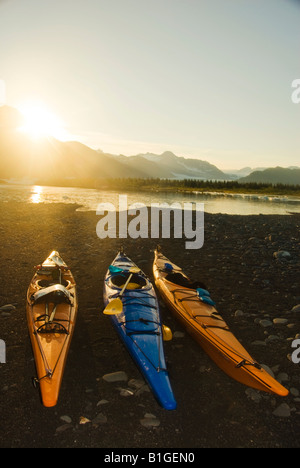 Tre spiaggiata kayak illuminata dal tardo tramonto a 10pm a Bear Lake il parco nazionale di Kenai Fjords Alaska Foto Stock