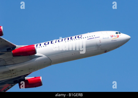 Airbus A340 azionato da Virgin Atlantic arrampicata fuori dall'Aeroporto di Londra Heathrow Foto Stock