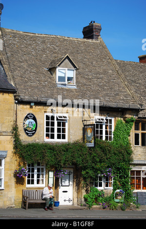 The Queens Head Inn, Piazza del Mercato, Stow-su-il-Wold, Cotswolds, Gloucestershire, England, Regno Unito Foto Stock