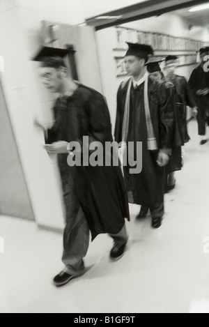 Laureati alla cerimonia di inizio, indossa vesti di graduazione, ricezione di diplomi, B+W immagine Foto Stock