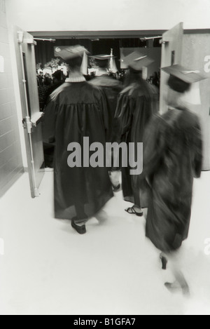 Laureati alla cerimonia di inizio, indossa vesti di graduazione, ricezione di diplomi, B+W immagine,movimento blured Foto Stock