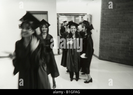 Laureati alla cerimonia di inizio, indossa vesti di graduazione, ricezione di diplomi, B+W immagine Foto Stock