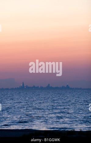 Lo skyline di Chicago, IL, come si vede da tutto il lago Michigan in un parco in Gary, a. Foto Stock