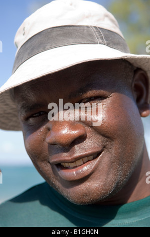 Friendly pescatore sorridente con il cappello bianco sulla spiaggia di Pangane, Mozambico Foto Stock