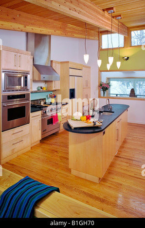 Cucina a vista di un residence contemporaneo con lavori in legno di acero e soffitto con travi a vista, Anchorage in Alaska. Foto Stock