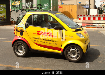 DHL Smart Car international parcel pacchetto mail corriere consegna veicolo fermo a Berlino Germania Foto Stock