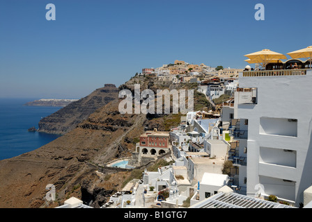 Vista su Thira, la cittadina principale di Santorini, Grecia Foto Stock