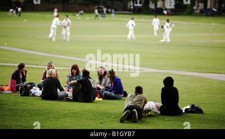 Una folla di persone che guardano il cricket. Foto Stock