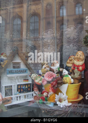 Modello giocattolo gli gnomi nella finestra della casa, Berlino, Germania Foto Stock