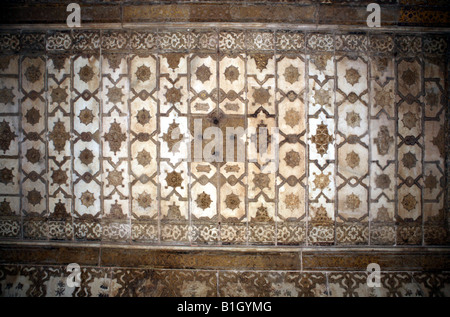 Dettaglio dal palazzo soffitto all'interno della Red Fort Agra India. aka Lal Qila Fort Rouge e al Forte di Agra Foto Stock