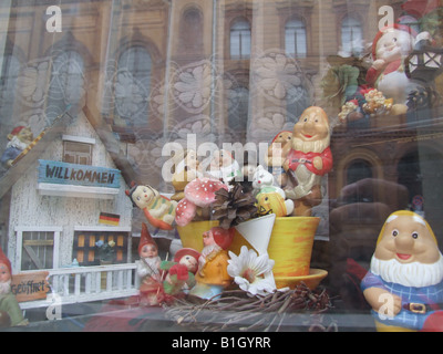 Modello giocattolo gli gnomi nella finestra della casa, Berlino, Germania Foto Stock