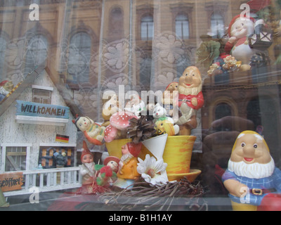 Modello giocattolo gli gnomi nella finestra della casa, Berlino, Germania Foto Stock