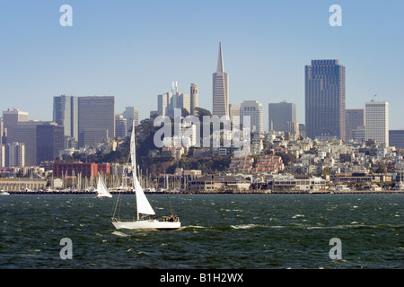 Skyline di San Francisco e yacht a vela nel Golfo, CALIFORNIA, STATI UNITI D'AMERICA Foto Stock