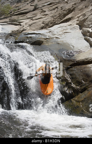 L'uomo kayak nel fiume di montagna Foto Stock