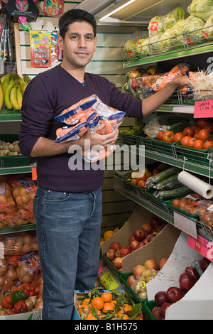 Uomo in un negozio di generi alimentari Foto Stock