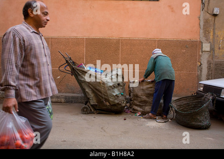 Zabaleen Habib raccogliere la spazzatura dalle strade del Cairo Foto Stock