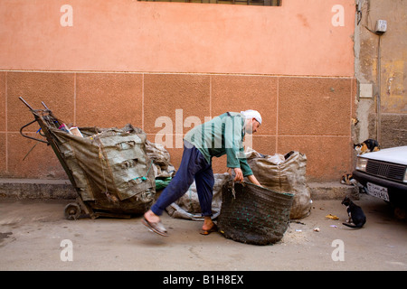 Zabaleen Habib raccogliere la spazzatura dalle strade del Cairo Foto Stock