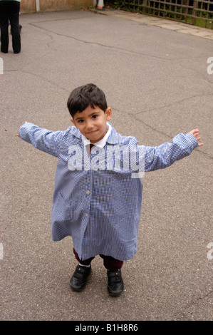 Ritratto di un ragazzino presso una scuola privata Foto Stock