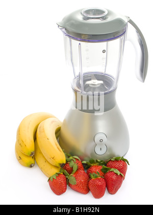 Frullatore con fragole e banane isolati su sfondo bianco Foto Stock