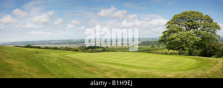 Campo da golf con putting green e ampi fairway vista panoramica vista finemente curato di erba sul Regno Unito generico campo da golf Foto Stock