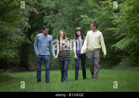 Due coppie camminare insieme Foto Stock