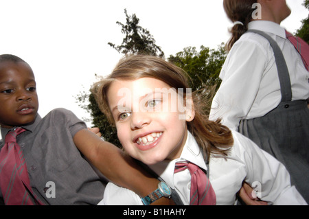 Ragazza sorridente impaziente di correre a scuola Foto Stock