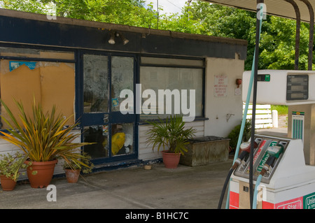 Un combustibile in disuso della stazione di riempimento / garage UK Foto Stock