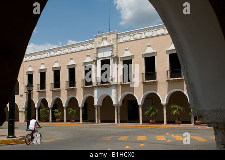 Architettura coloniale intorno a Plaza Principal Valladolid Messico Foto Stock