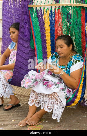 Le donne maya la vendita di merci da ricamo in Valladolid Messico Foto Stock